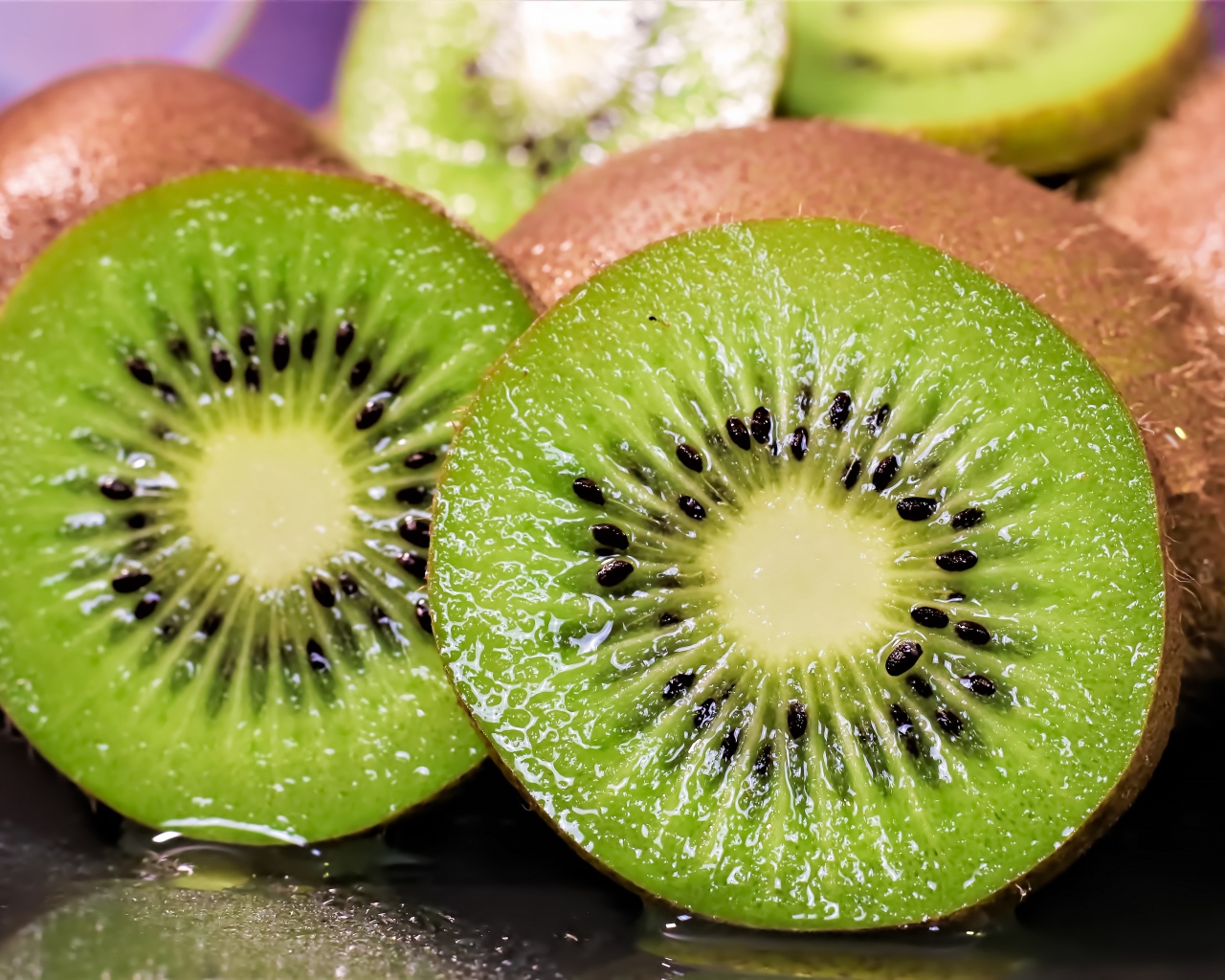 Спелые сочные кусочки киви 