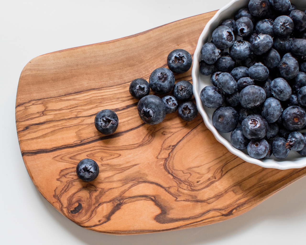 Спелые крупные ягоды черники на доске