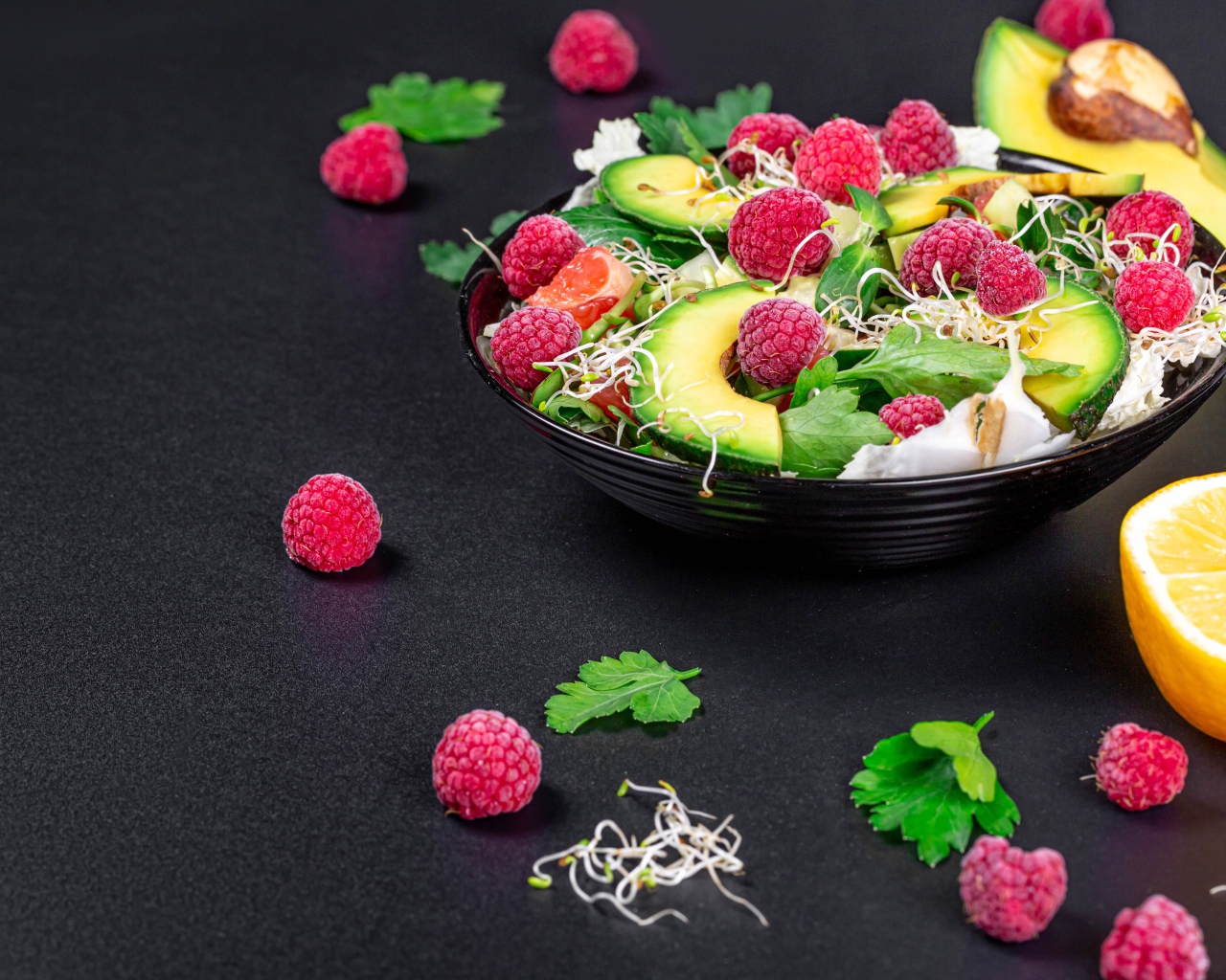 Салат из зелени, проросших зерен, малины и авокадо 