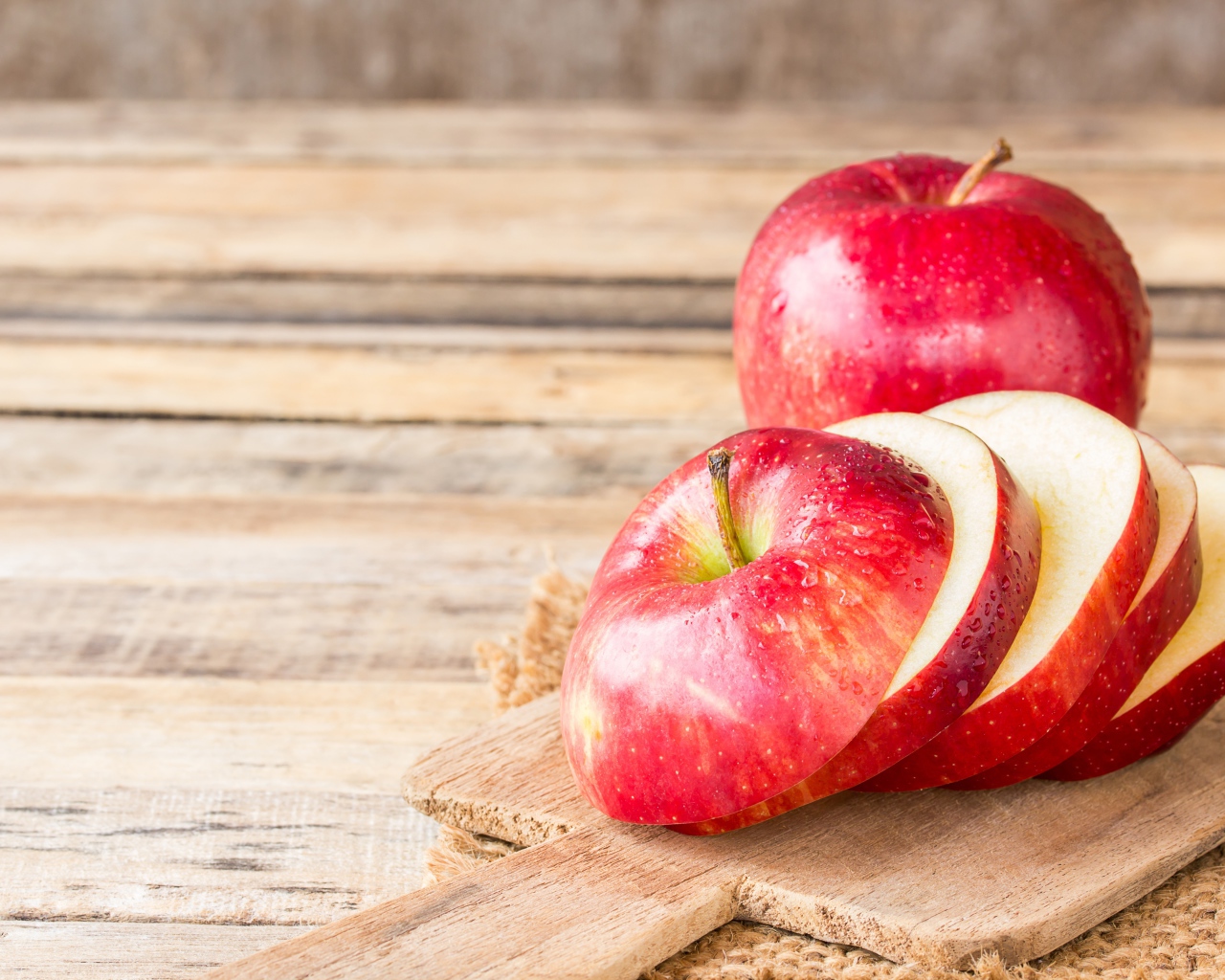Нарезанное яблоко на разделочной доске 