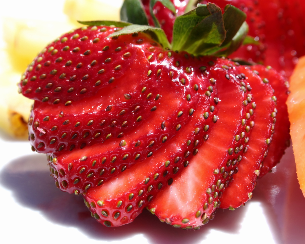 Нарезанная ягода спелой красной клубники 