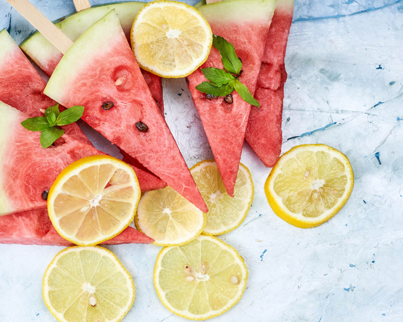 Кусочки арбуза с лимоном