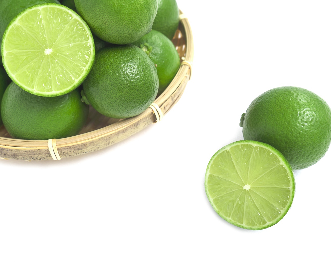 Кислые плоды зеленого лайма на белом столе