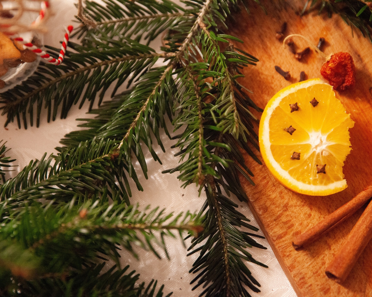 Еловая ветка с кусочками апельсина, корицей и гвоздикой 