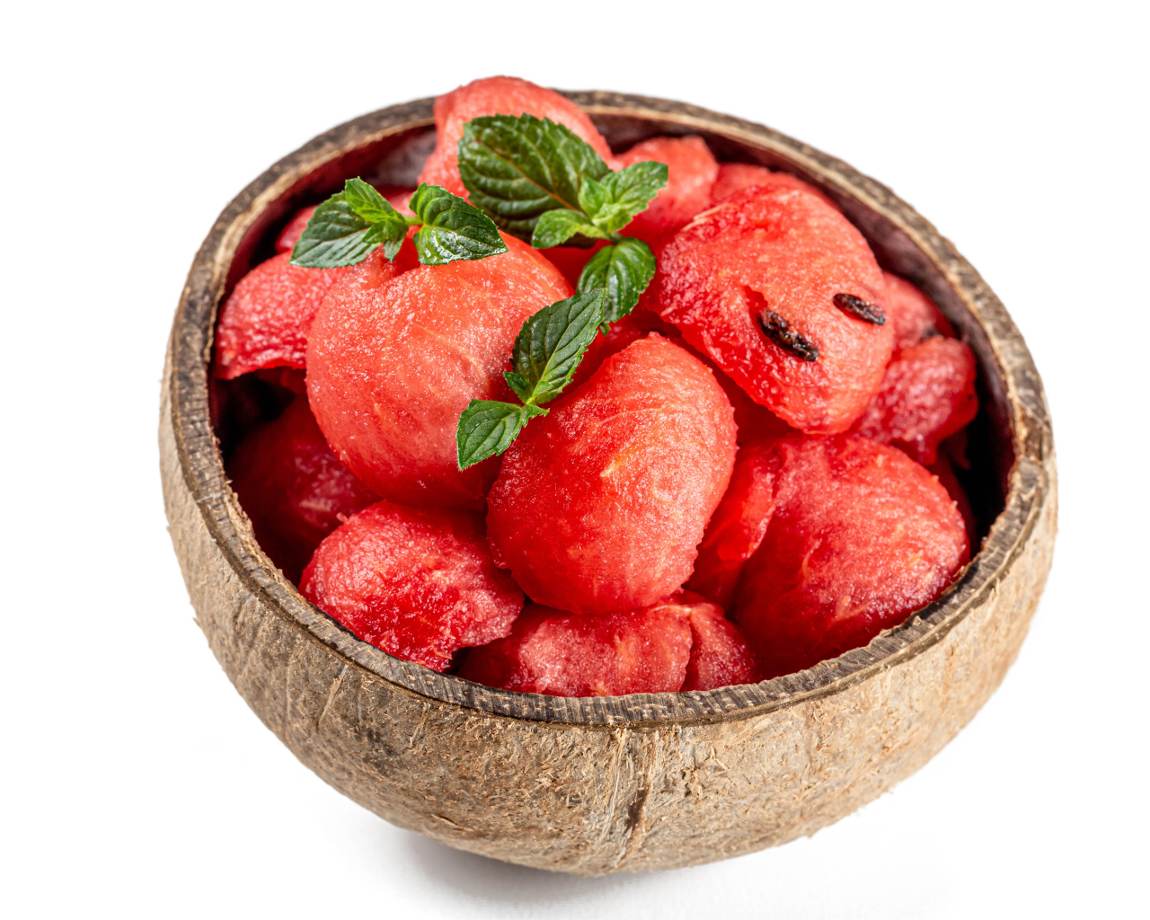 Сладкая мякоть арбуза в миске на белом фоне