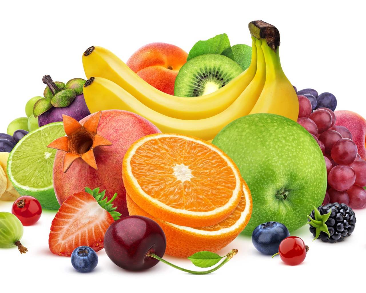 Вкусные сочные фрукты и ягоды на белом фоне крупным планом