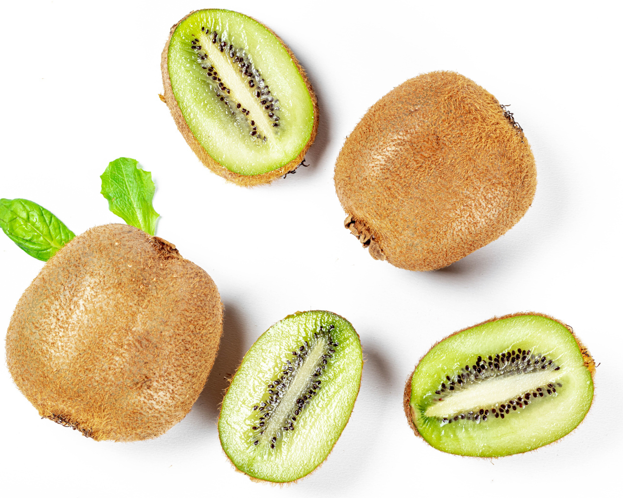 Вкусное киви на белом фоне