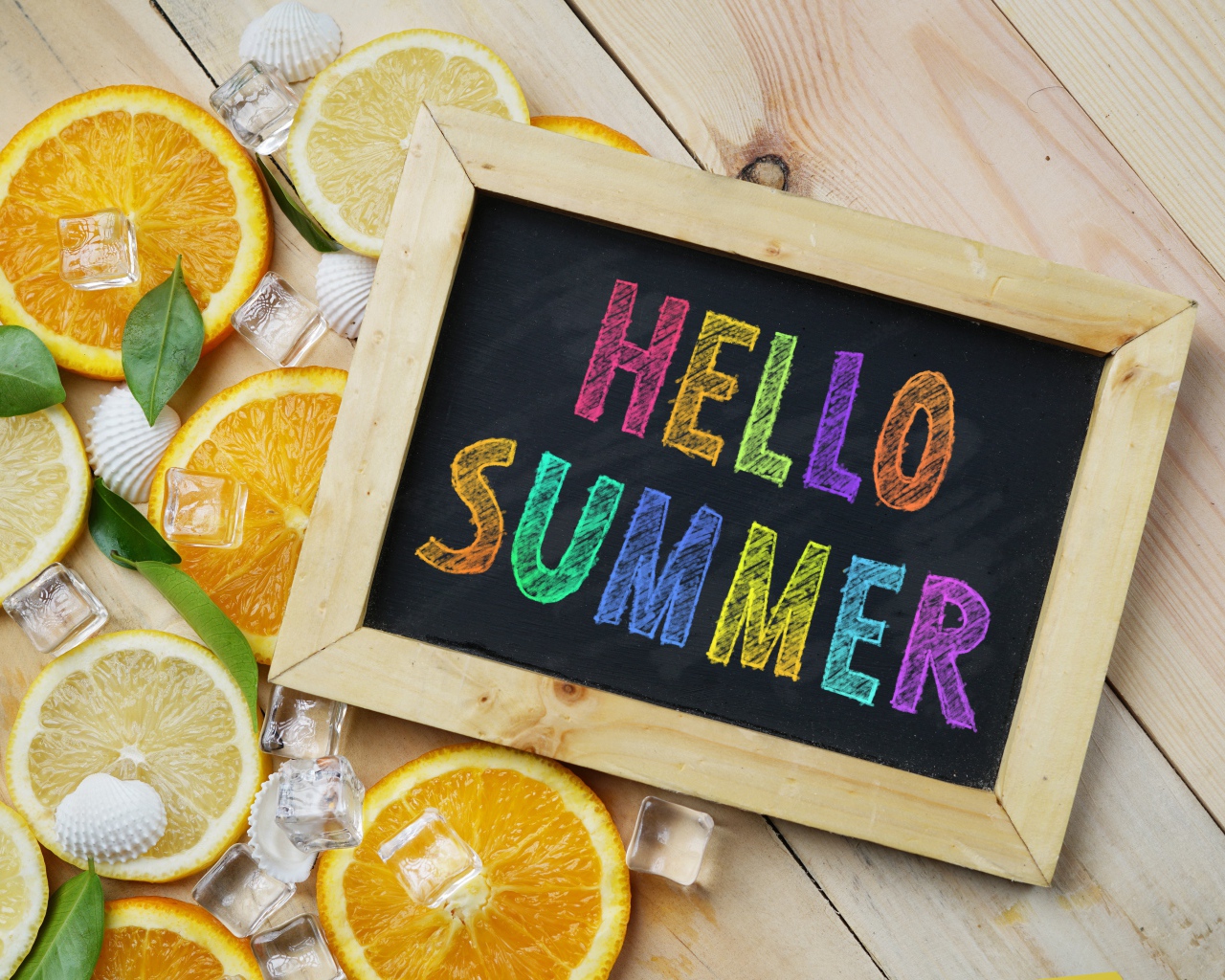 Надпись привет лето на столе с кусочками лимона и апельсина со льдом