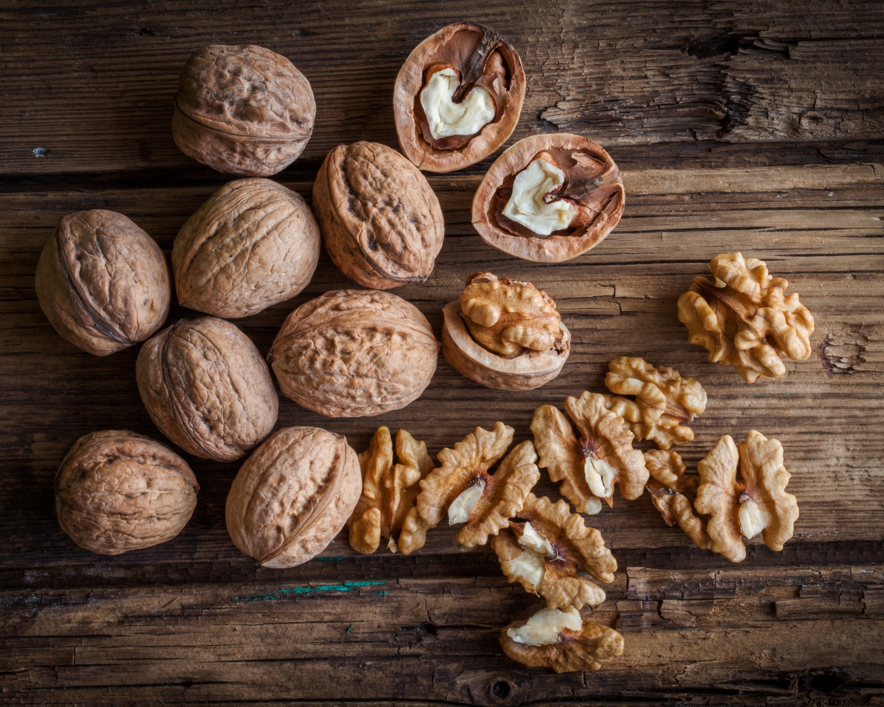 Грецкие орехи на деревянном столе 