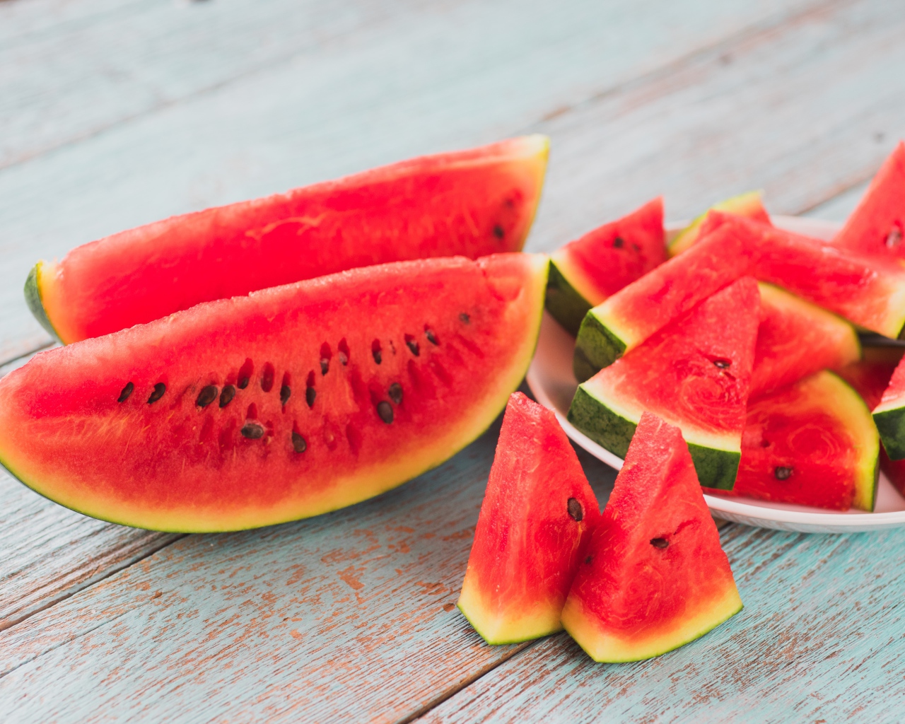Арбуз нарезан кусками на столе 