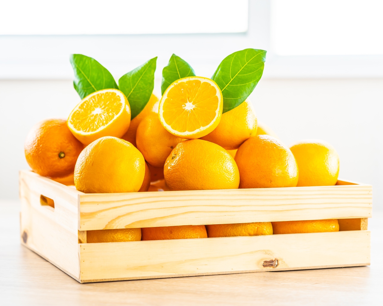 Деревянный ящик спелых сочных апельсинов