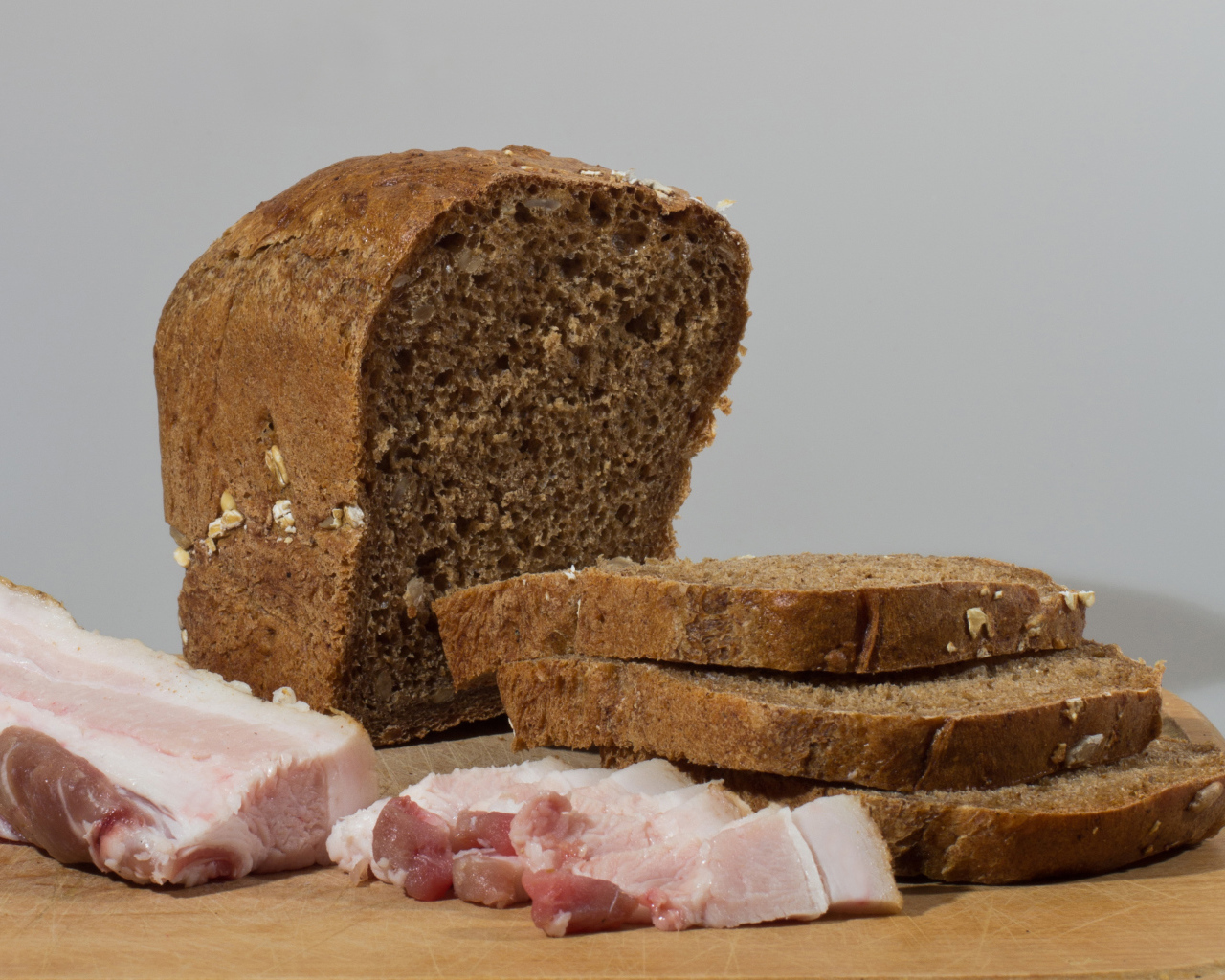 Черный хлеб на столе с нарезанным салом