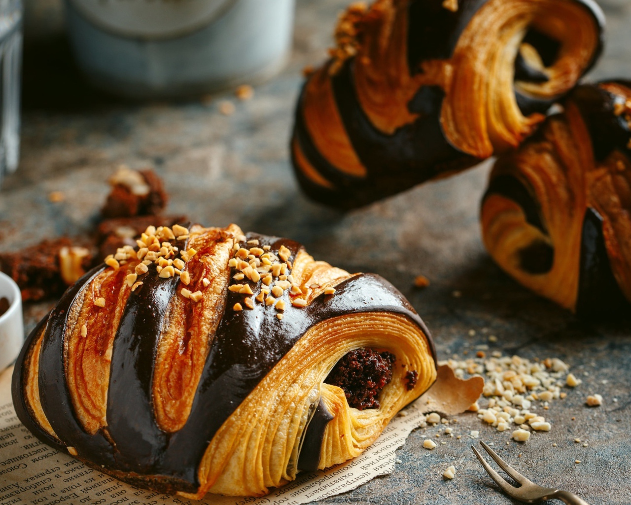 Аппетитные булочки  с шоколадом и орехами 