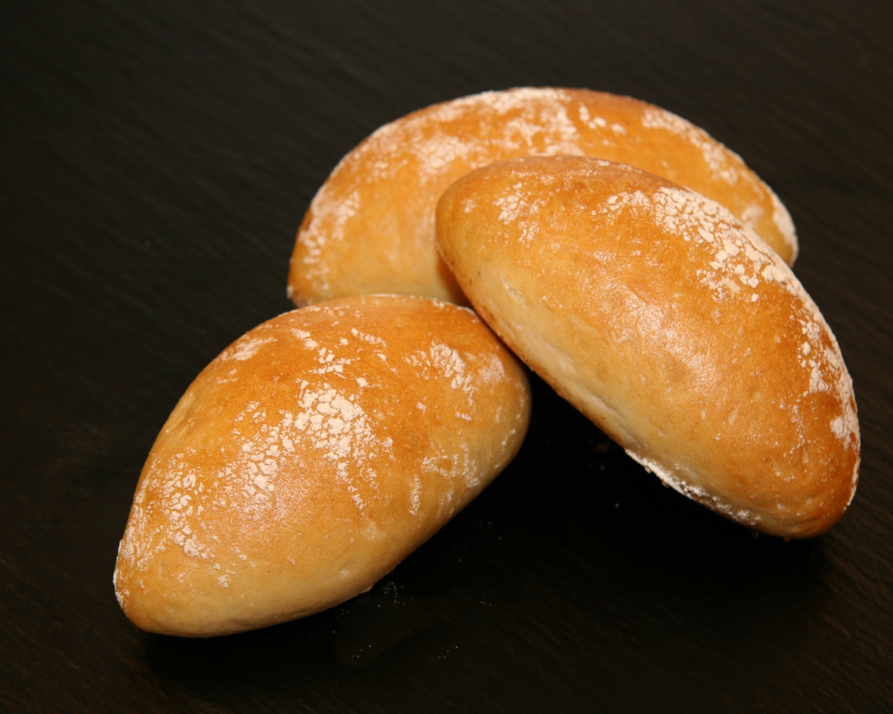 Три свежие булочки на столе 