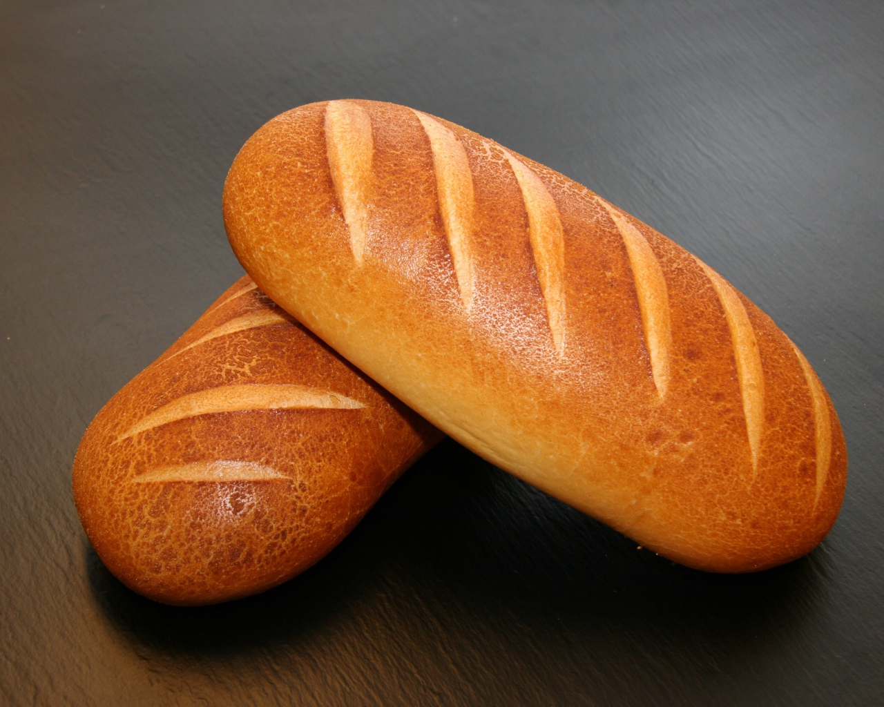 Два свежих румяных батона на столе
