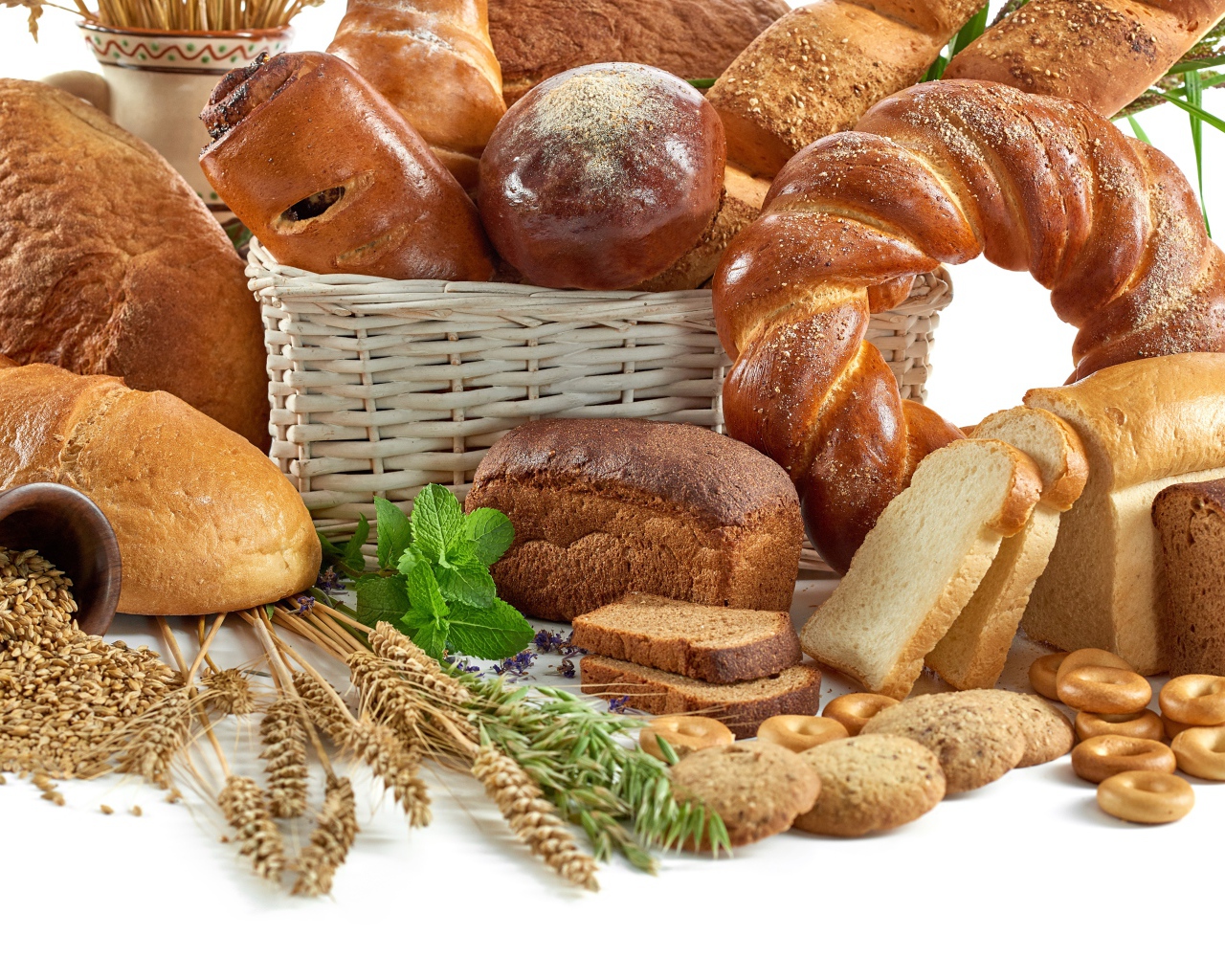 Различная вкусная ароматная свежая выпечка на белом фоне