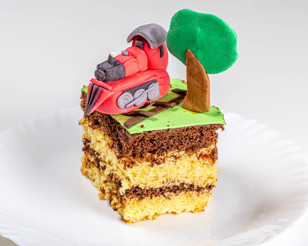 Кусок торта на белой тарелке с декором 