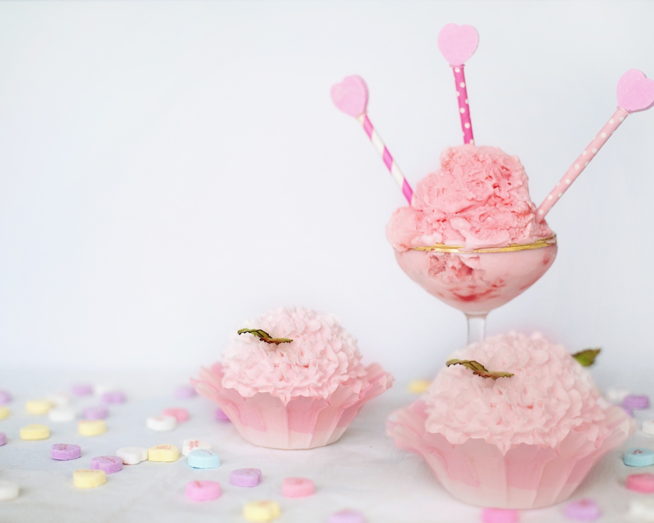 Воздушное розовое пирожное с кремом