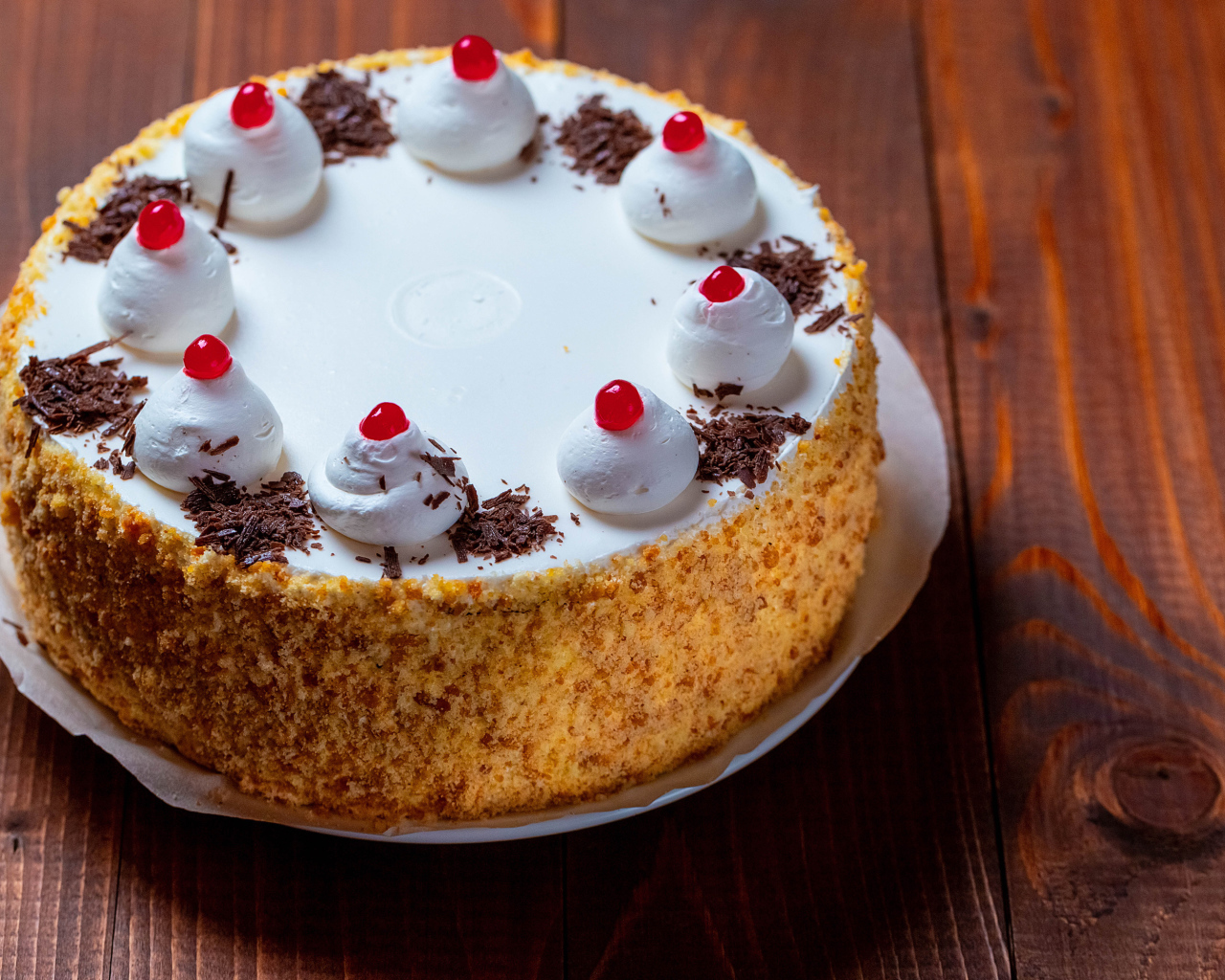 Аппетитный торт с безе на деревянном столе 