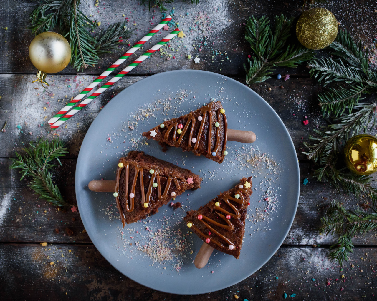 Аппетитное шоколадное пирожное на новый год 