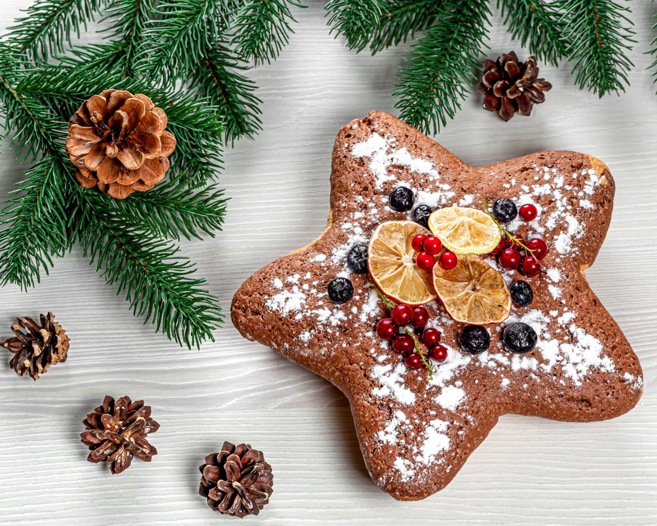 Аппетитный рождественский кекс в форме звезды с еловой веткой и шишками