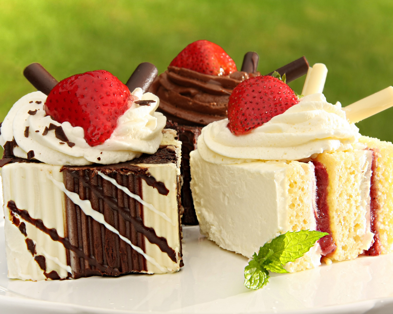 Аппетитные пирожные с кремом и клубникой 