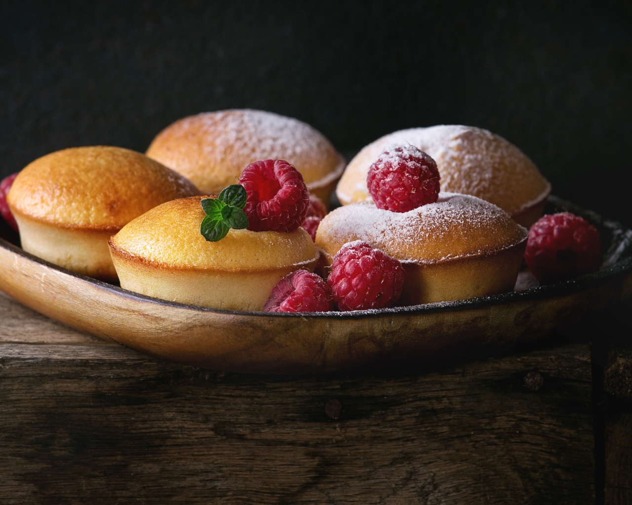 Аппетитные кексы с ягодами малины и сахарной пудрой 