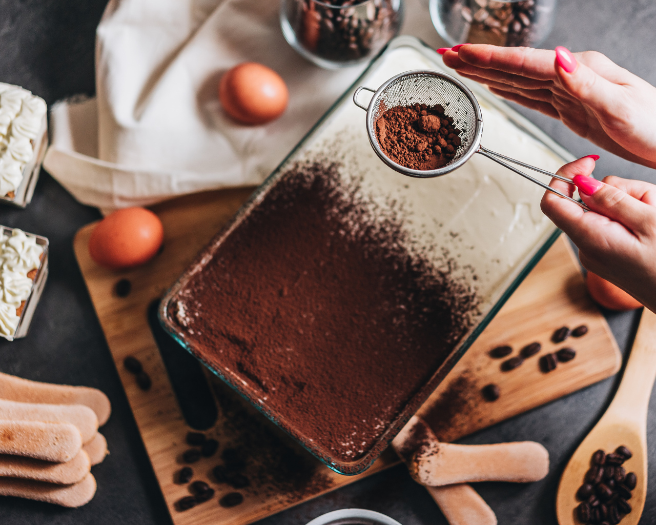 Аппетитный десерт посыпан какао 