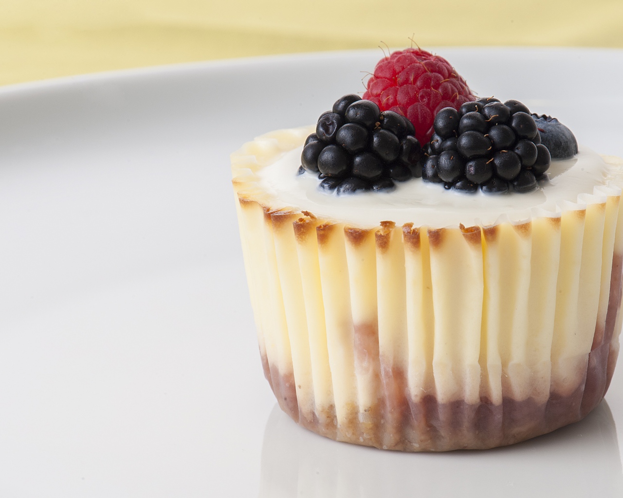 Аппетитный десерт с ягодами черники и малины 