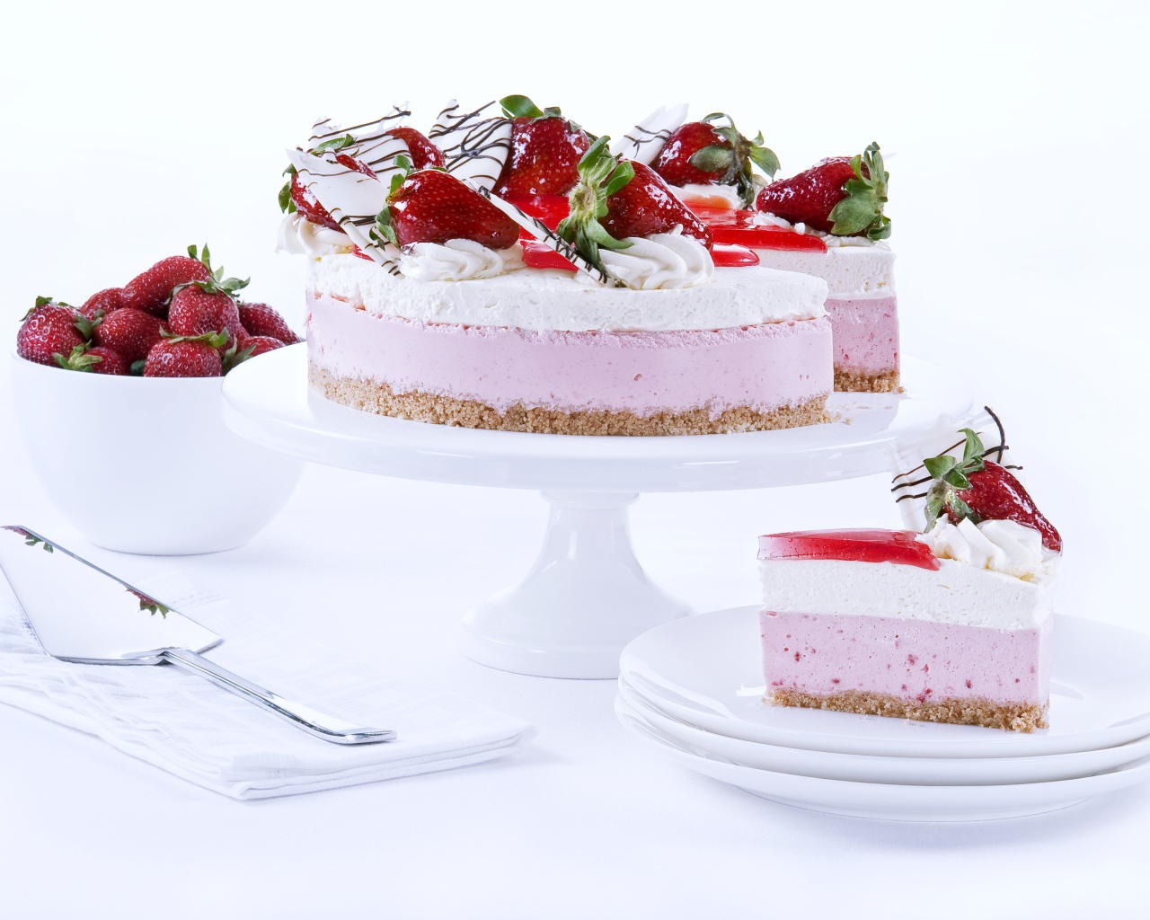 Аппетитный праздничный торт с клубникой на столе 