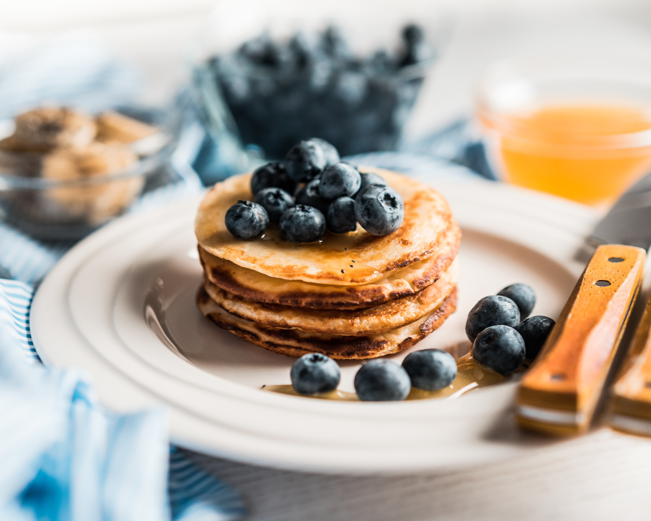 Аппетитные румяные оладьи с медом и ягодами черники