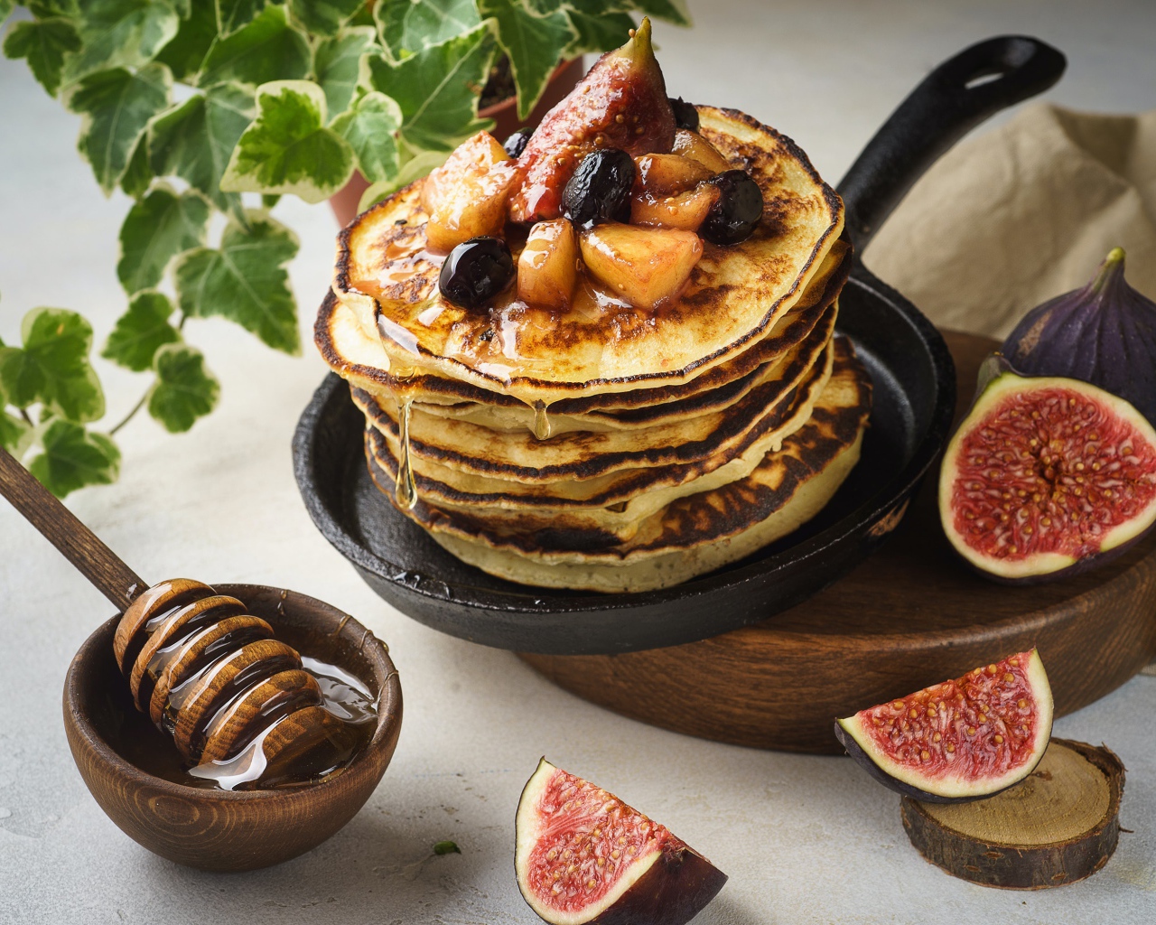 Аппетитные румяные оладьи с медом и фруктами 