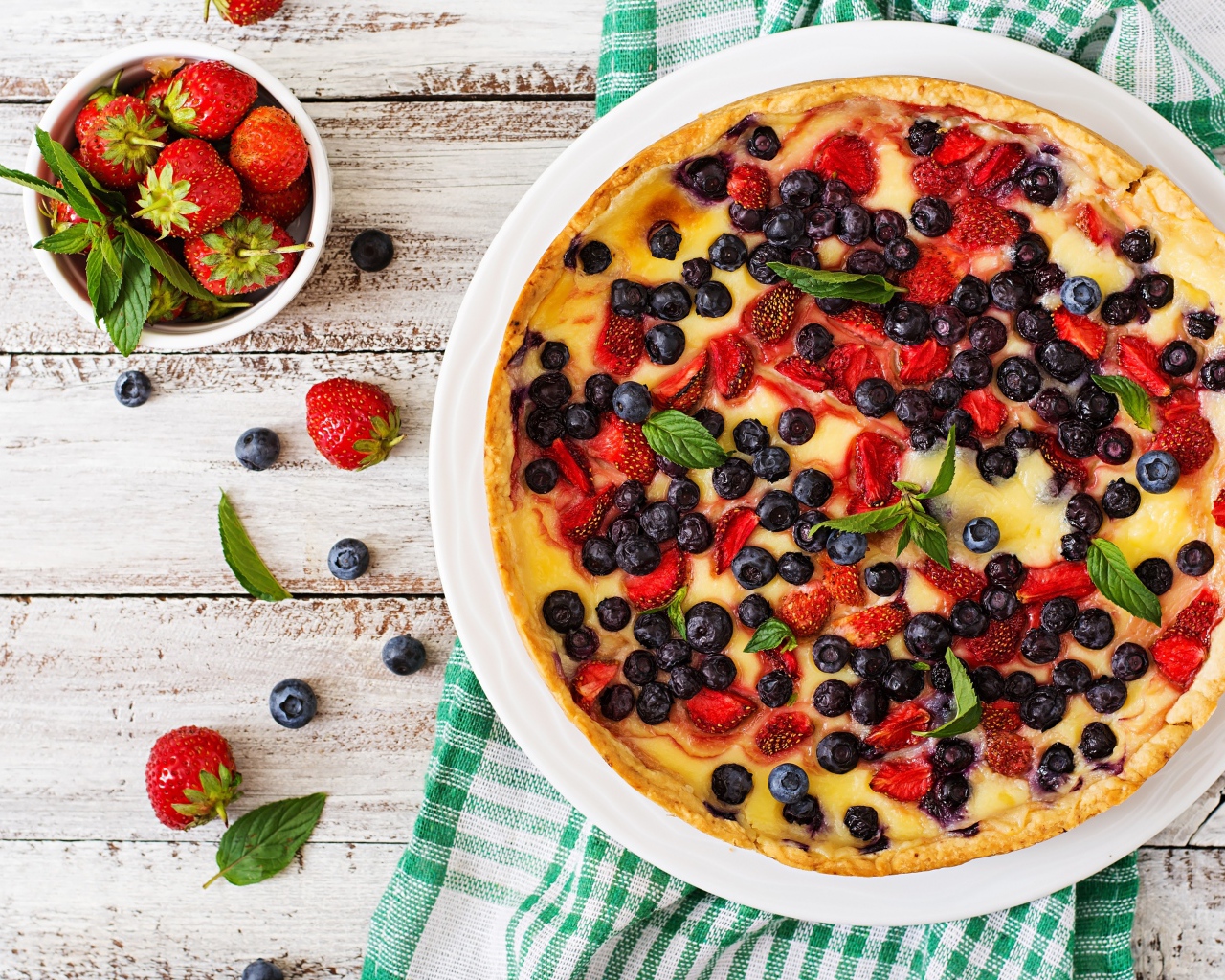 Аппетитный песочный пирог с ягодами клубники и черники 