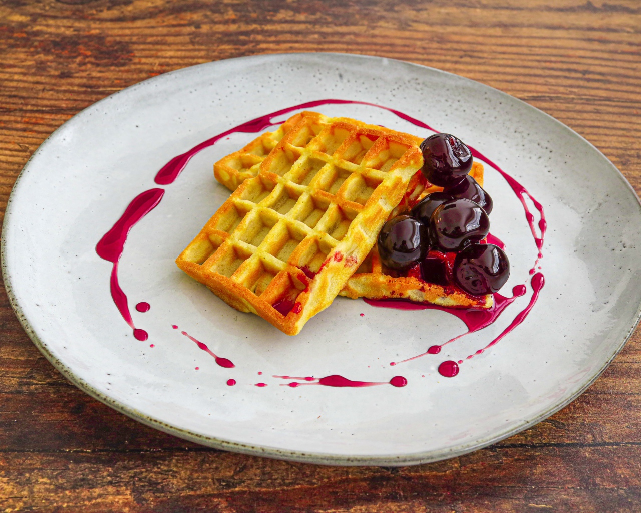 Аппетитные сладкие вафли с вишневым вареньем 