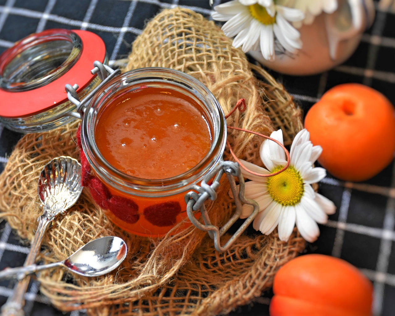 Абрикосовый джем на столе с ромашками