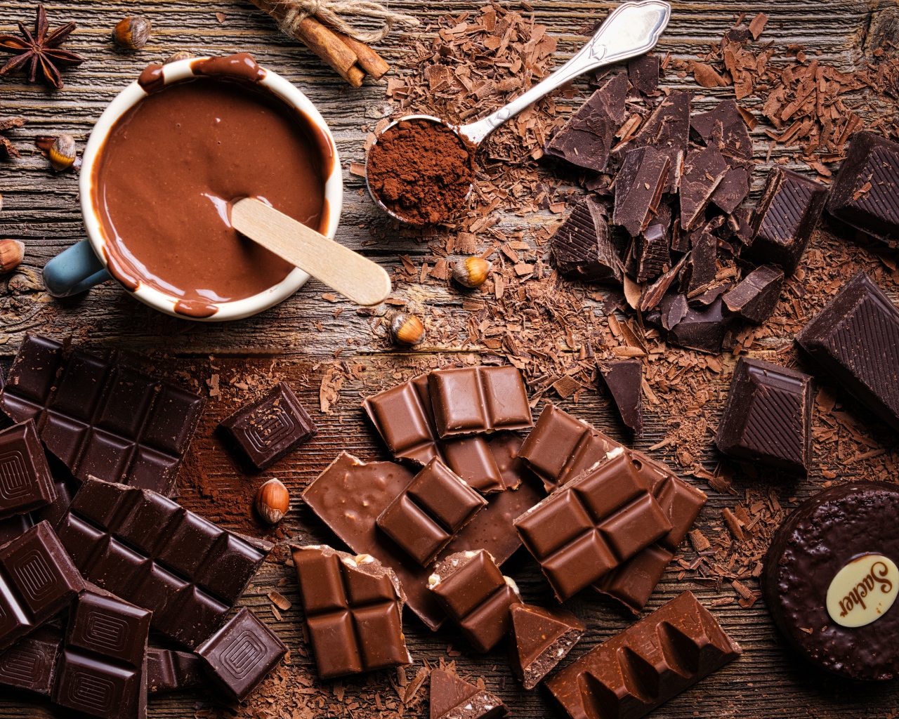 Плитки черного и молочного шоколада на столе 