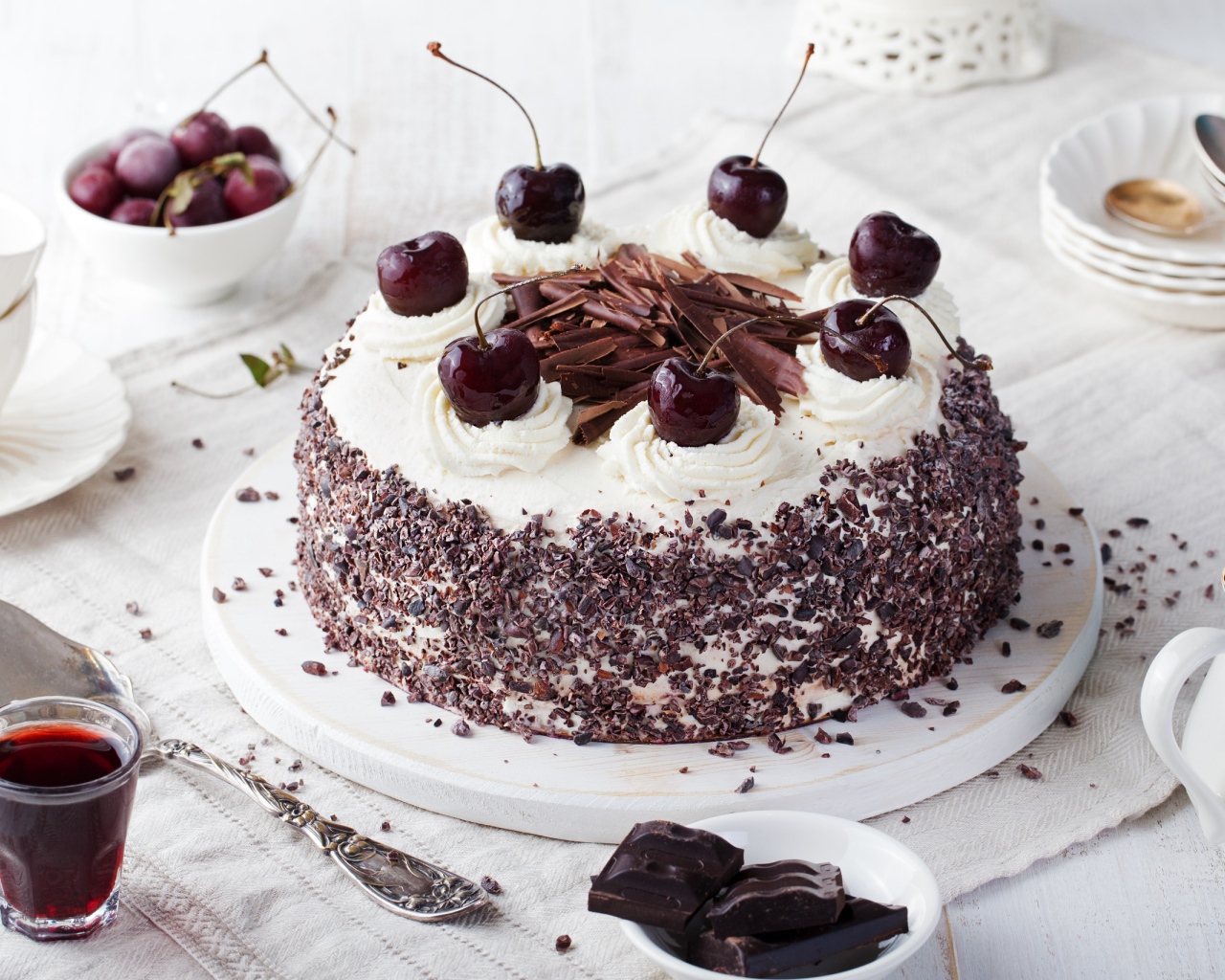 Красивый торт с кремом, шоколадом и черешней