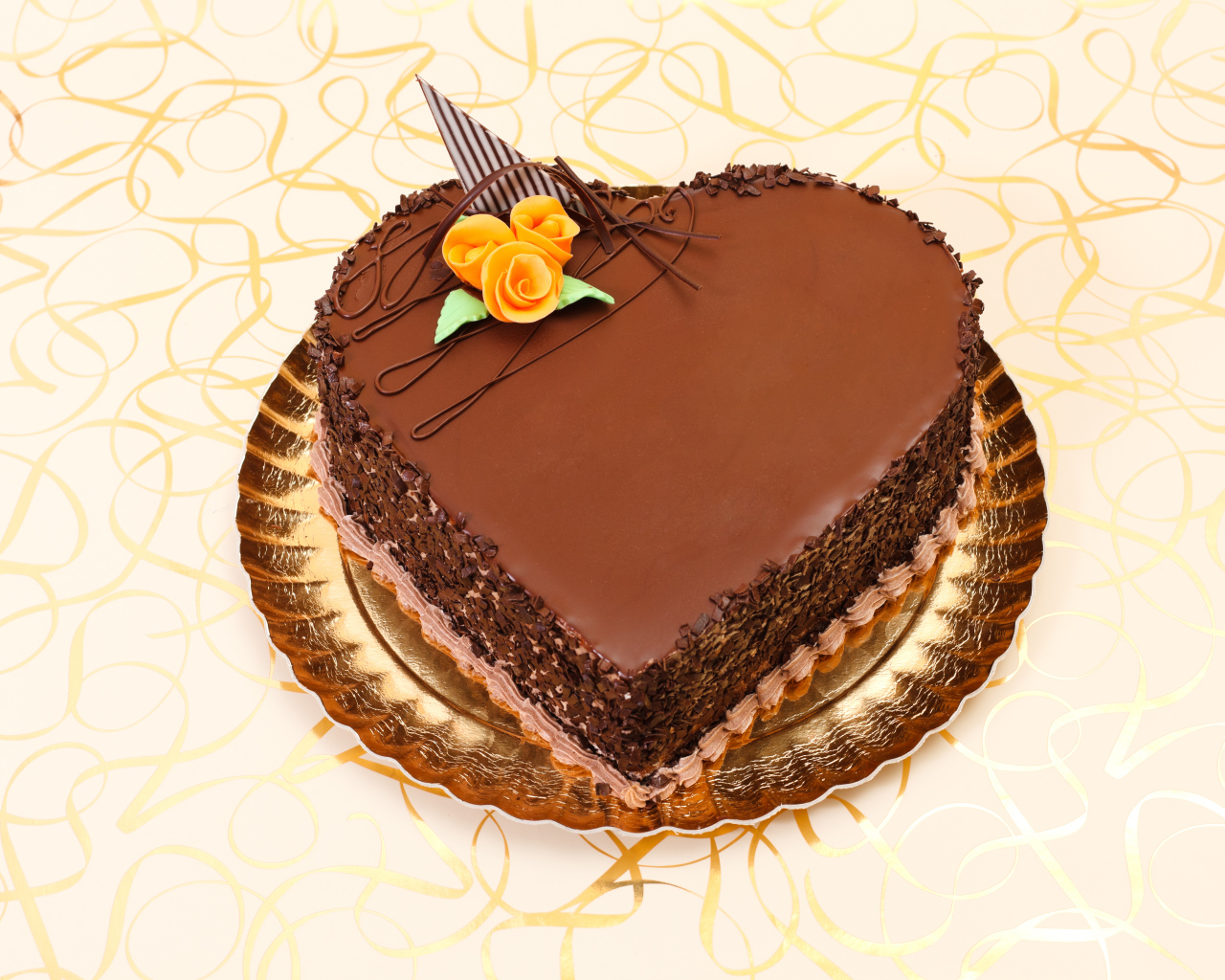 Красивый торт в форме сердца в шоколаде на столе