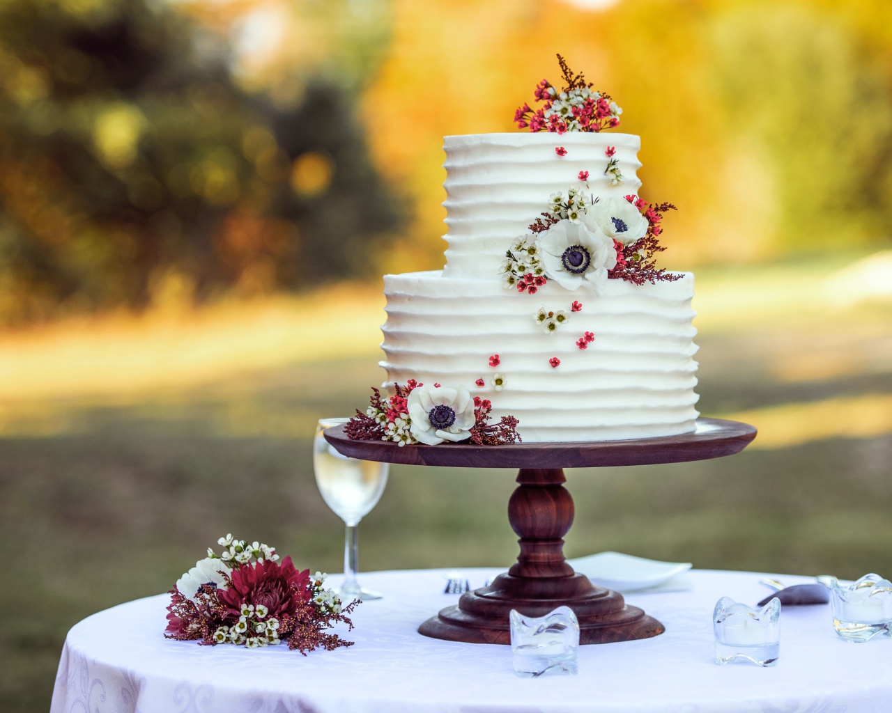 Красивый свадебный торт с цветами 