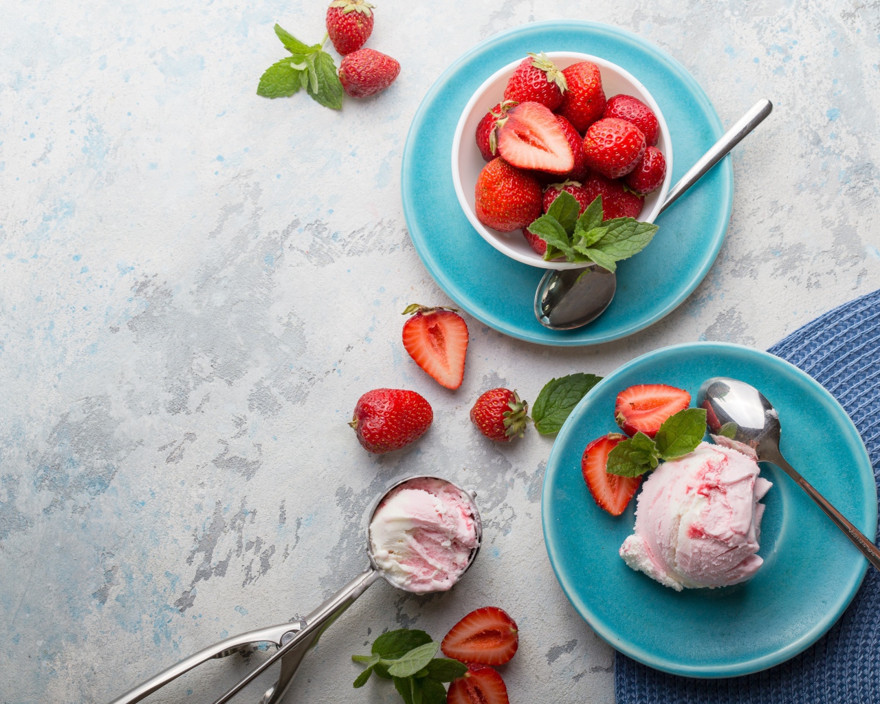 Ягодное мороженое на тарелке с ягодами клубники 