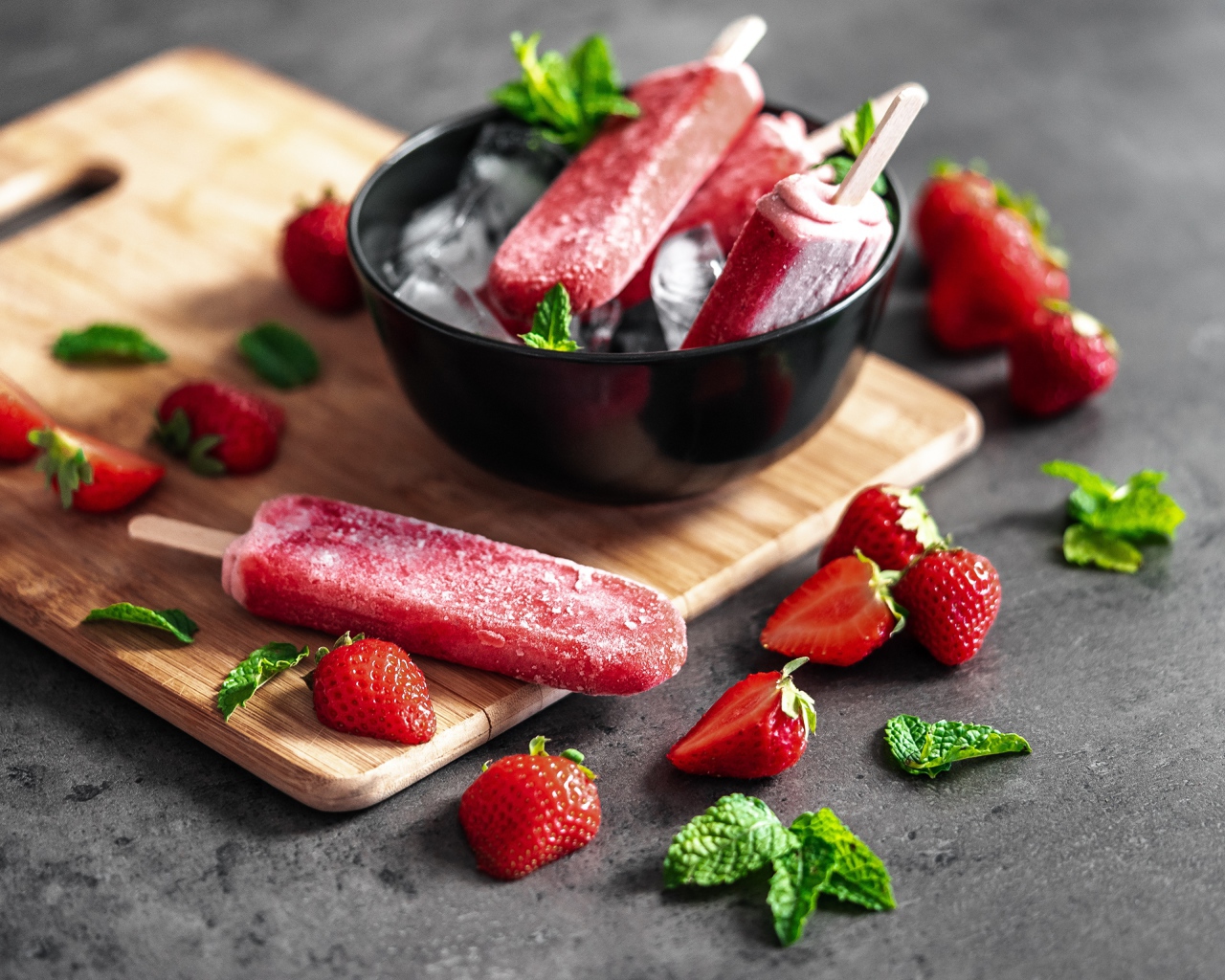 Ягодное мороженое с клубникой и мятой на столе 