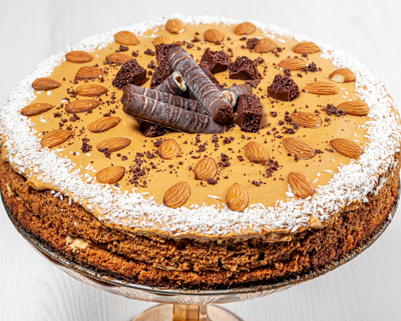 Большой торт со сгущенкой, орехами и шоколадом  на столе