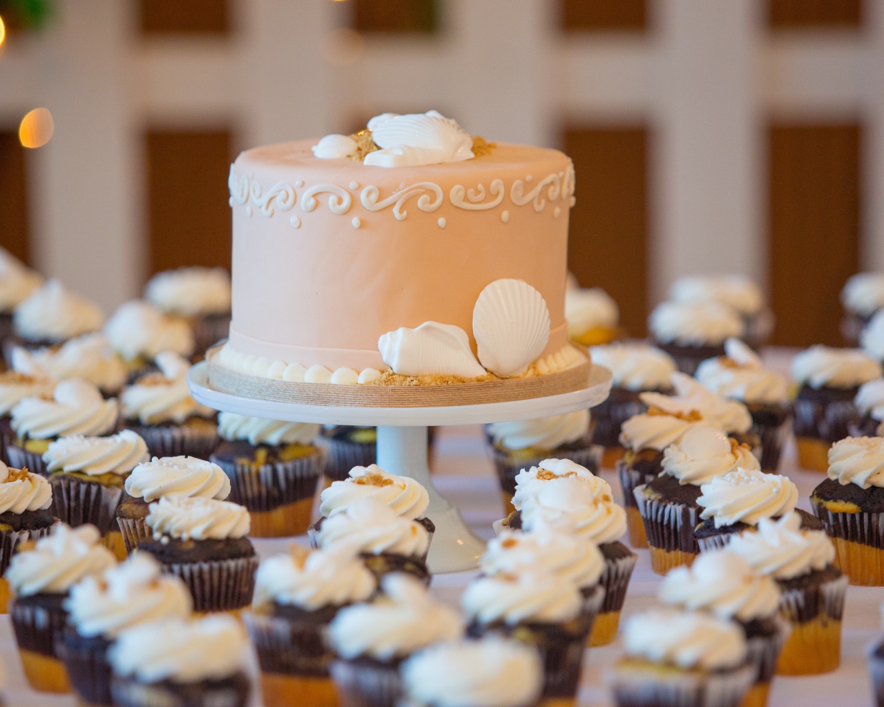 Праздничный торт с пирожными на столе 