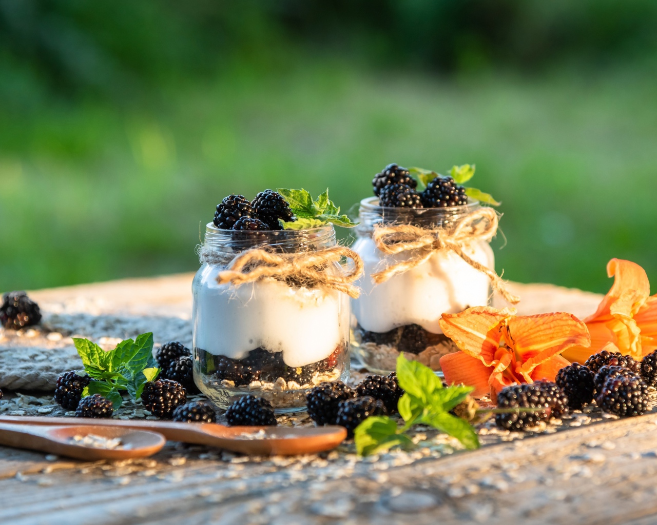 Ягоды ежевики в банках с йогуртом 