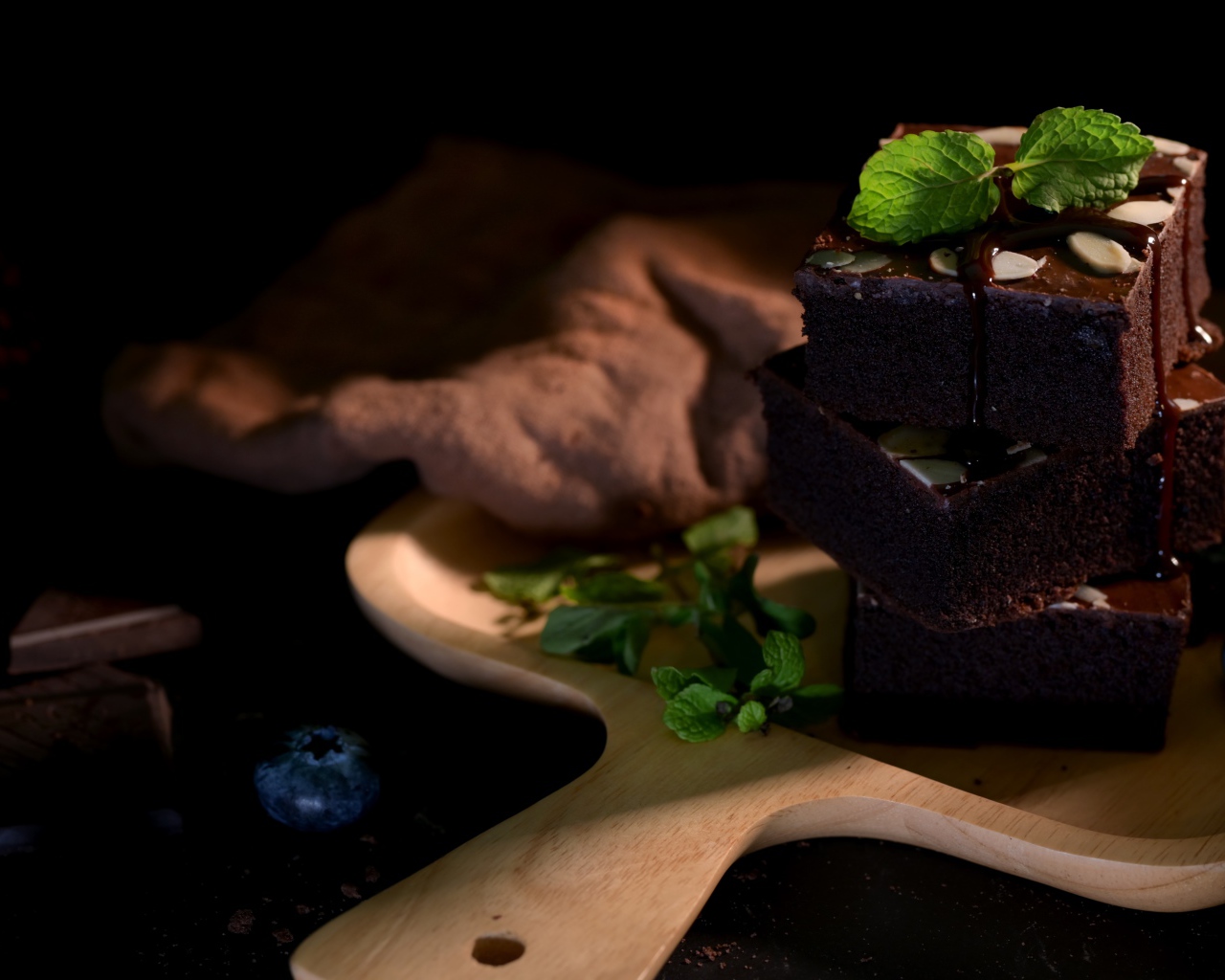 Шоколадный десерт брауни на доске с ягодам черники 