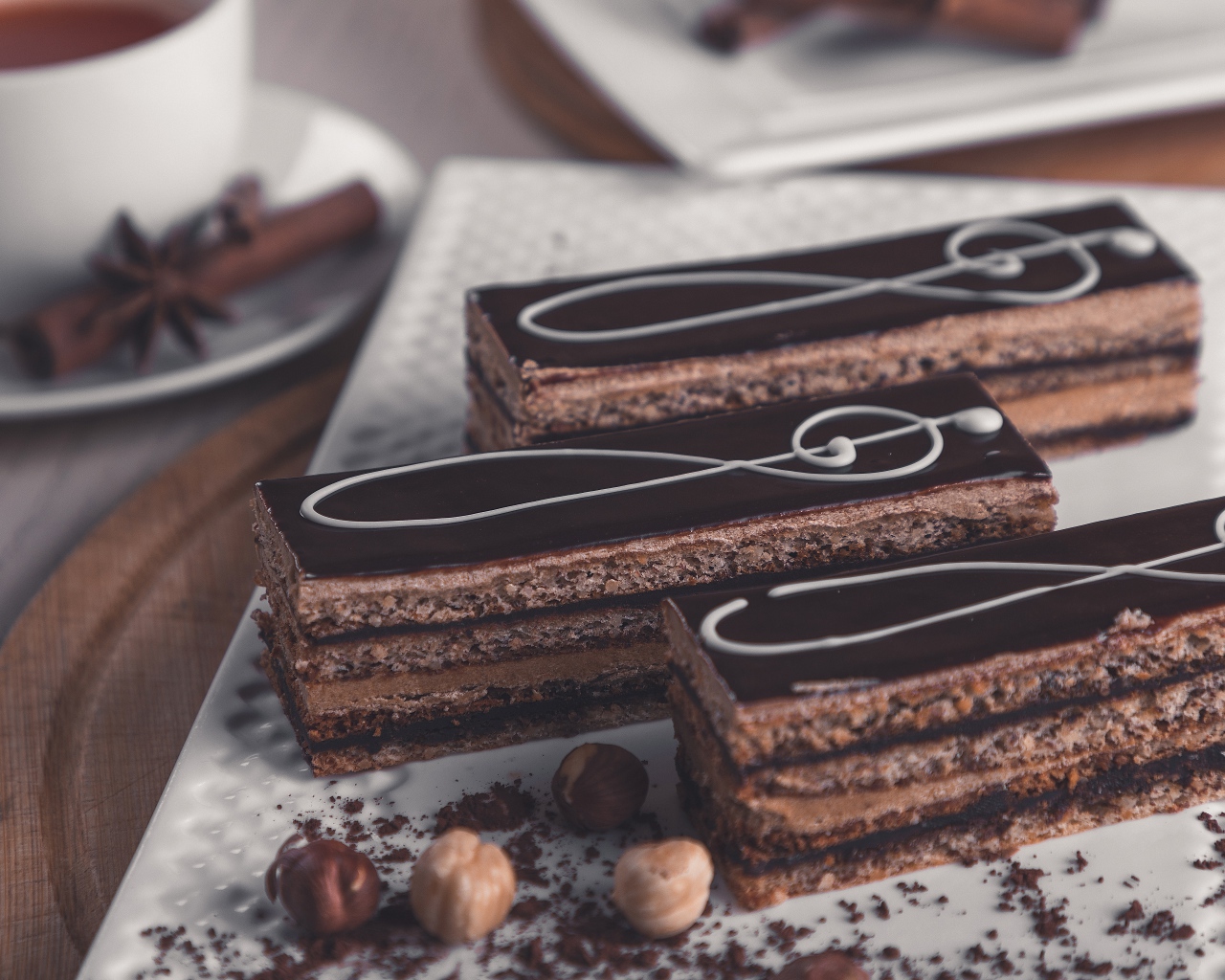 Пирожное мелодия на столе с орехами и чаем