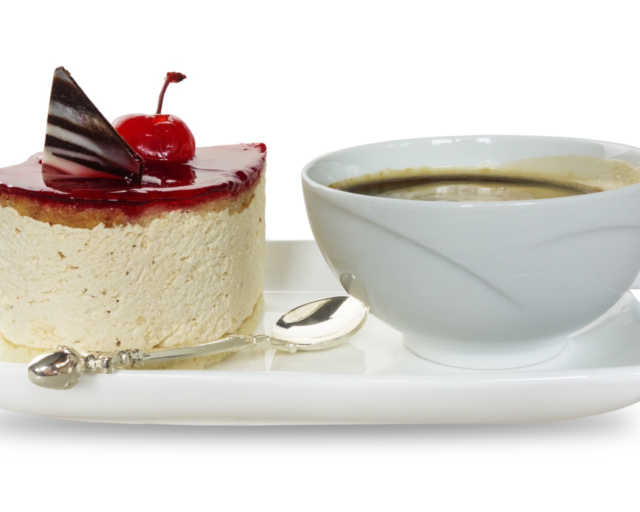 Пирожное с чашкой кофе на белом фоне