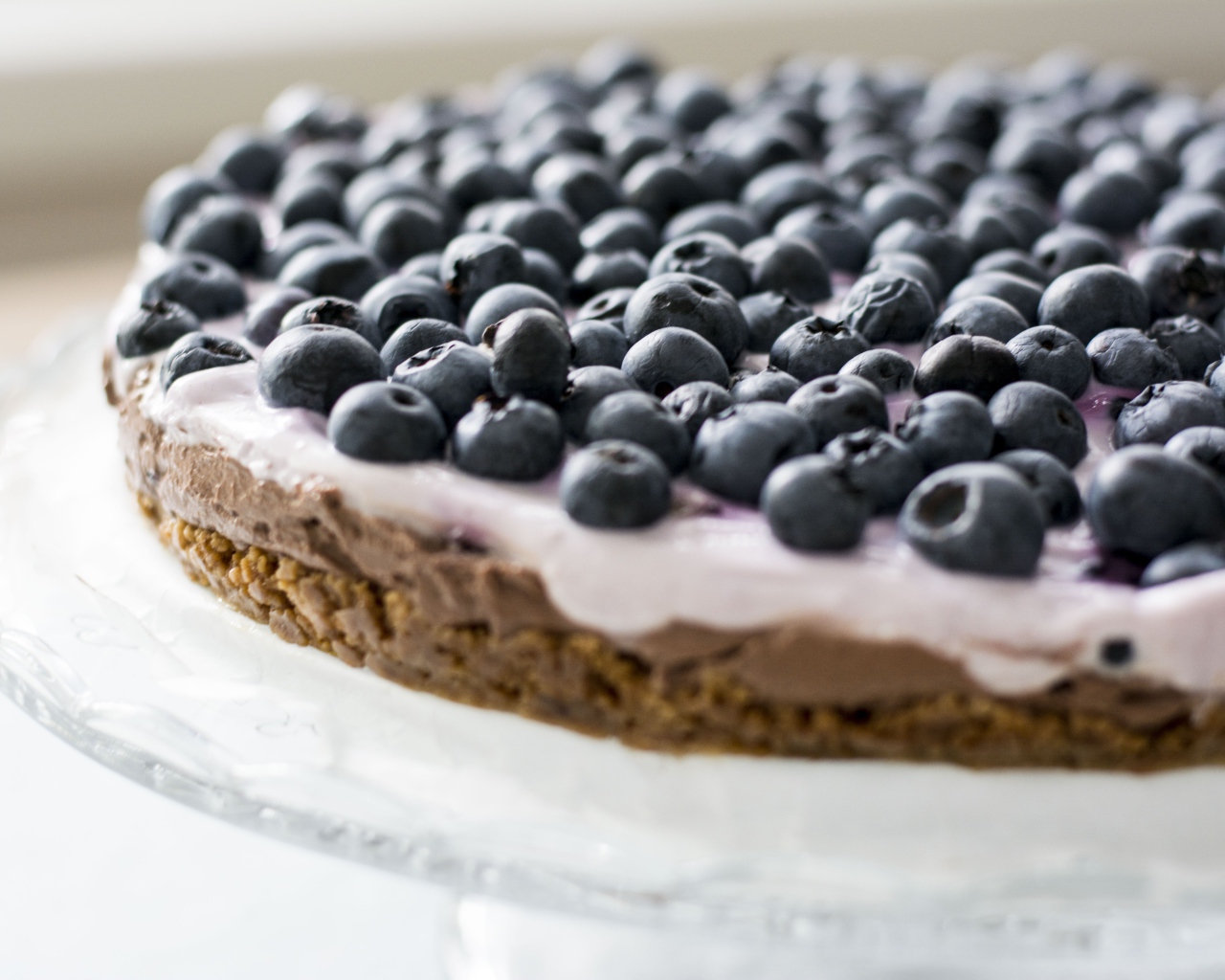 Торт с кремом и ягодами черники 