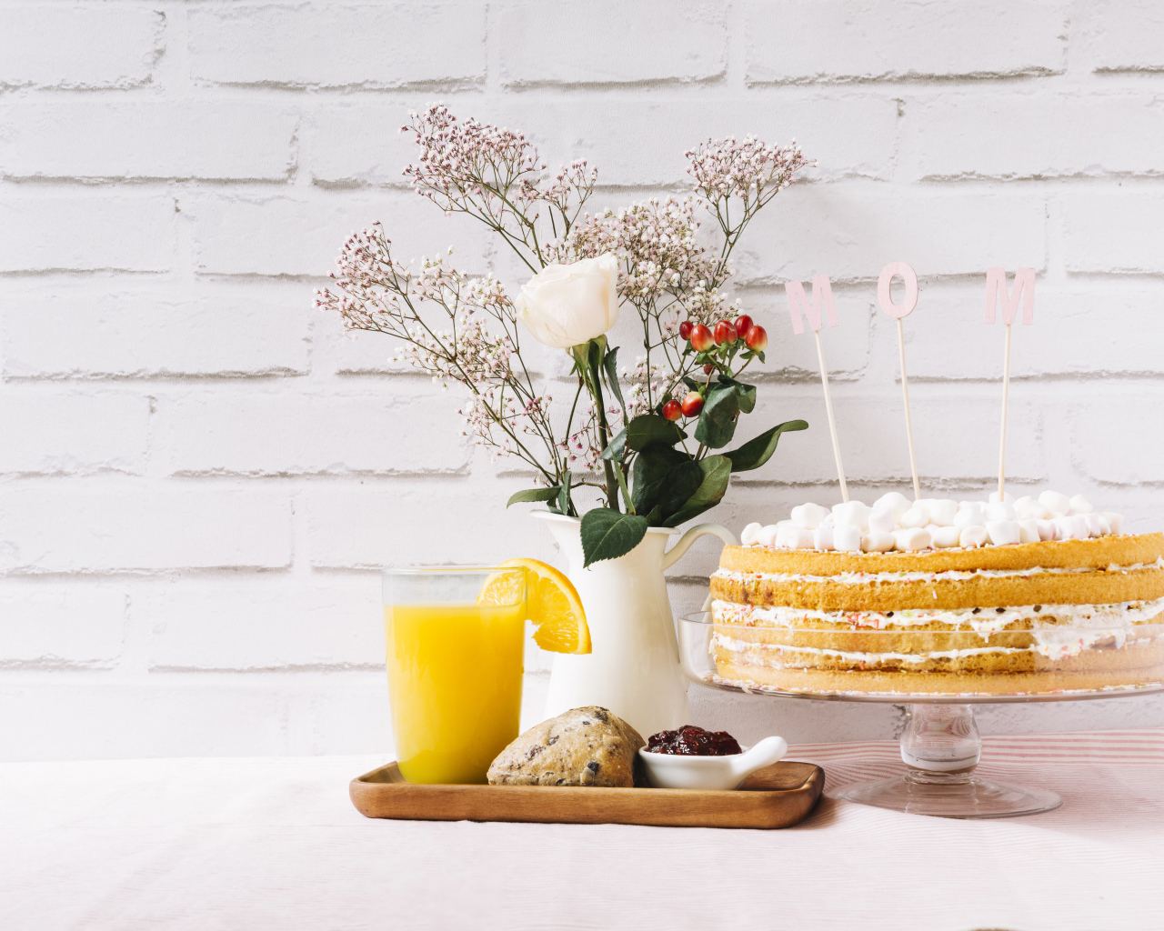 Торт с цветами кексом и соком для мамы