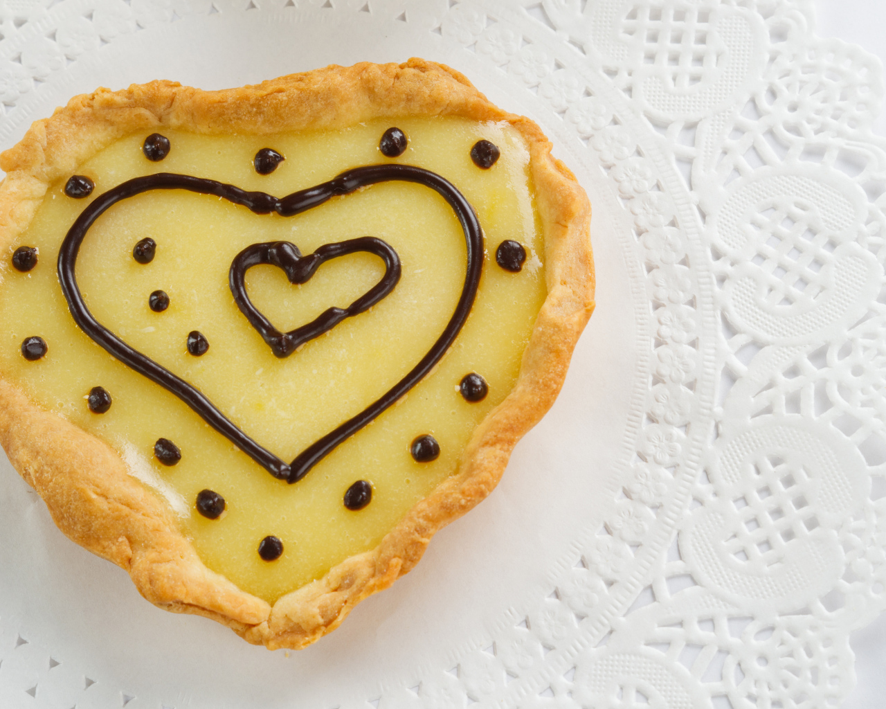 Пирожное с лимонным кремом и шоколадом на столе 